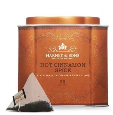 주황색 사각 캔에 고급스런 금박 문양. 그리고 티백 하나가 앞에 있다.