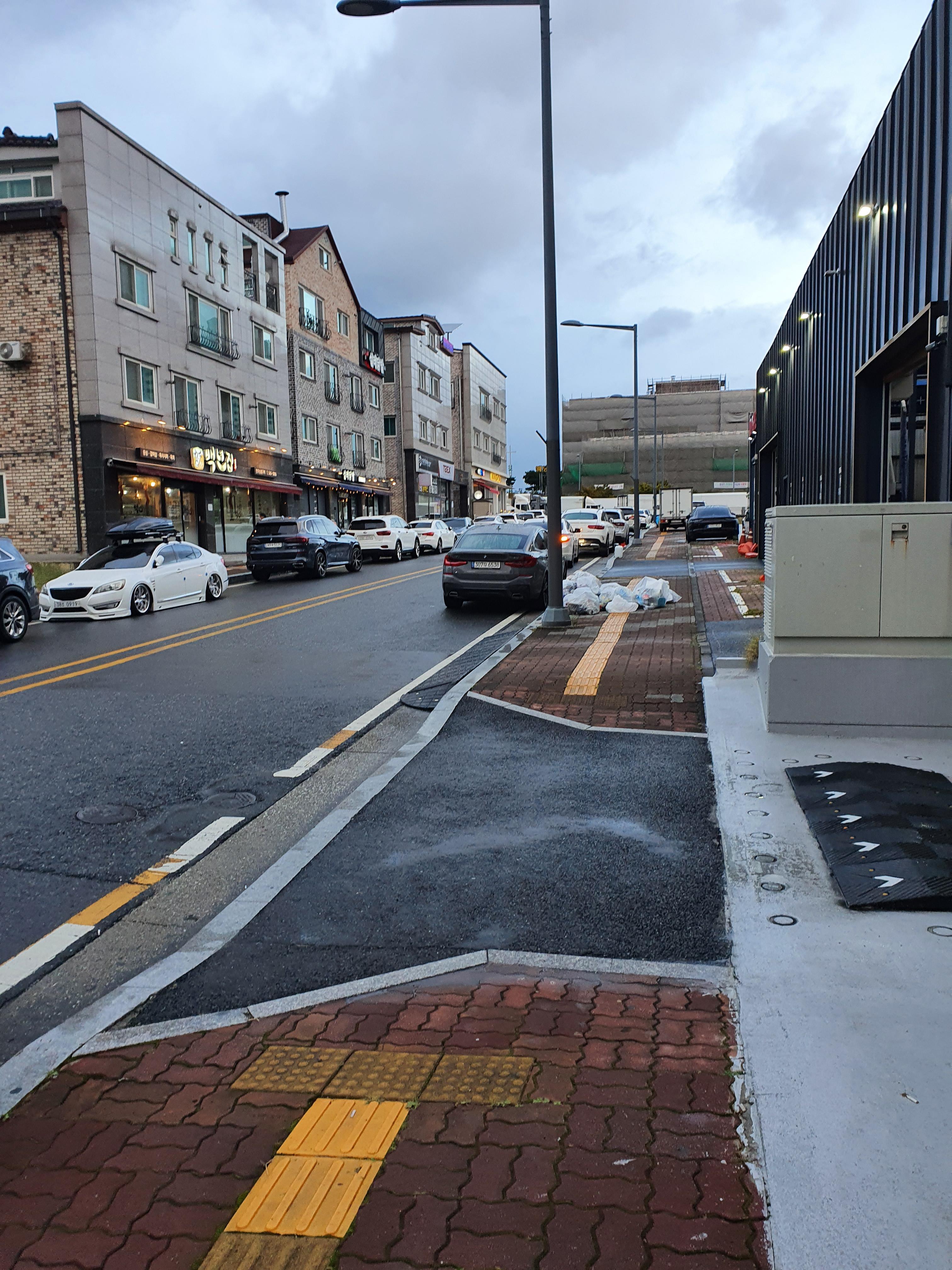 관저동 칼국수 맛집 온천 물총 칼국수와 쭈꾸미 가게 앞 길