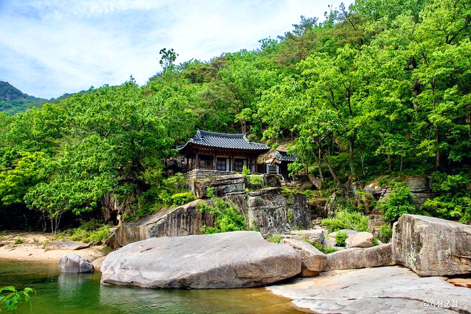 절벽위에 집이 있다.