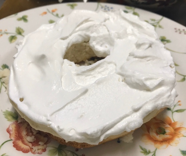 쌀쉬폰에 생크림을 바른 층