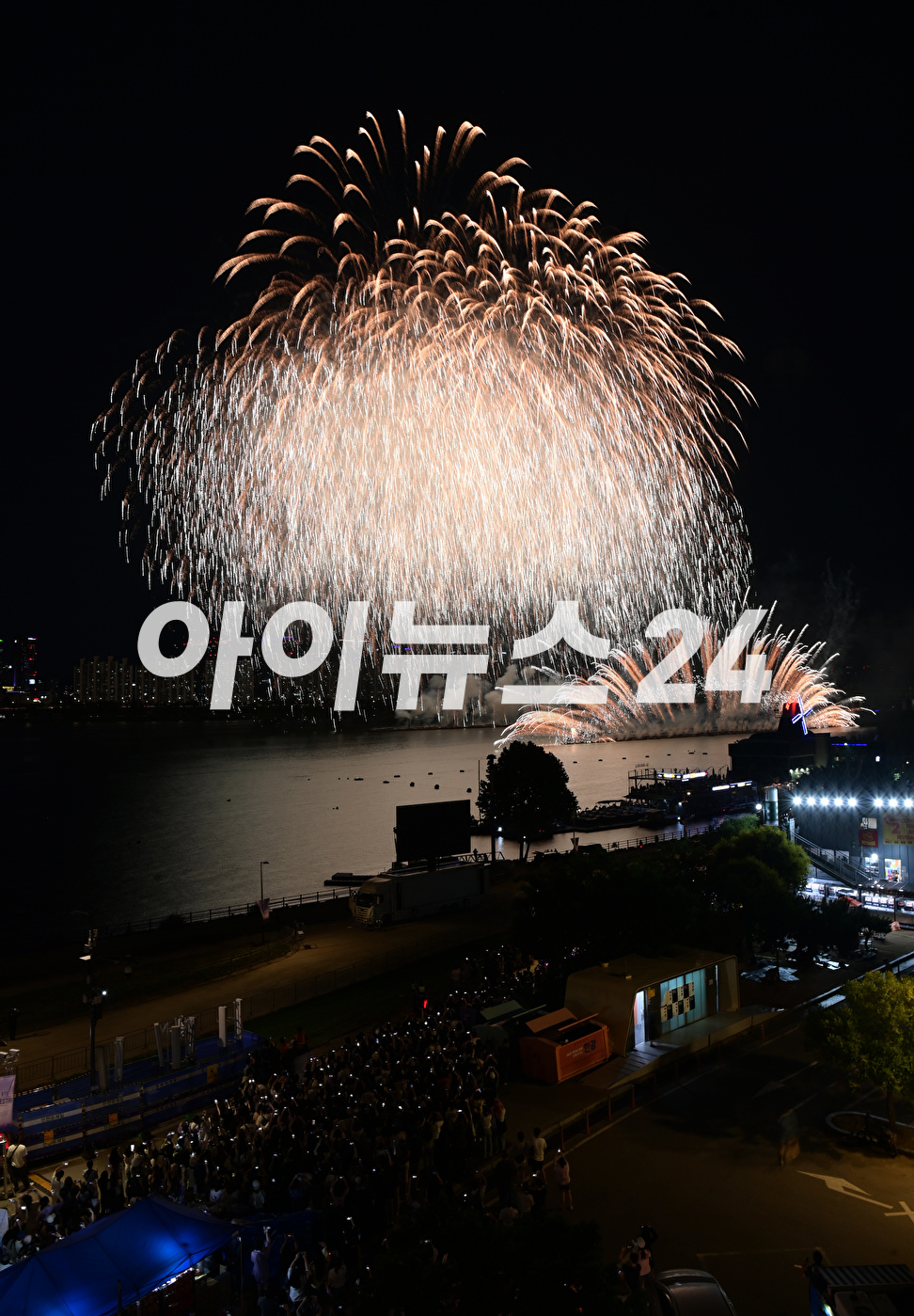17일 서울 영등포구 여의도 한강공원에서 열린 방탄소년단 데뷔 10주년 FESTA @여의도(BTS 10th Anniversary FESTA @Yeouido)에 'BTS 10주년 기념 불꽃쇼'가 펼쳐지고 있다. [사진=정소희 기자]