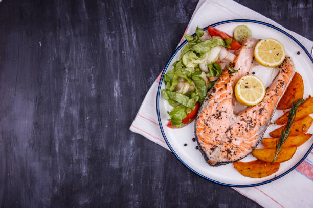 연어구이와 채소가 어우러진 점심 식사 메뉴