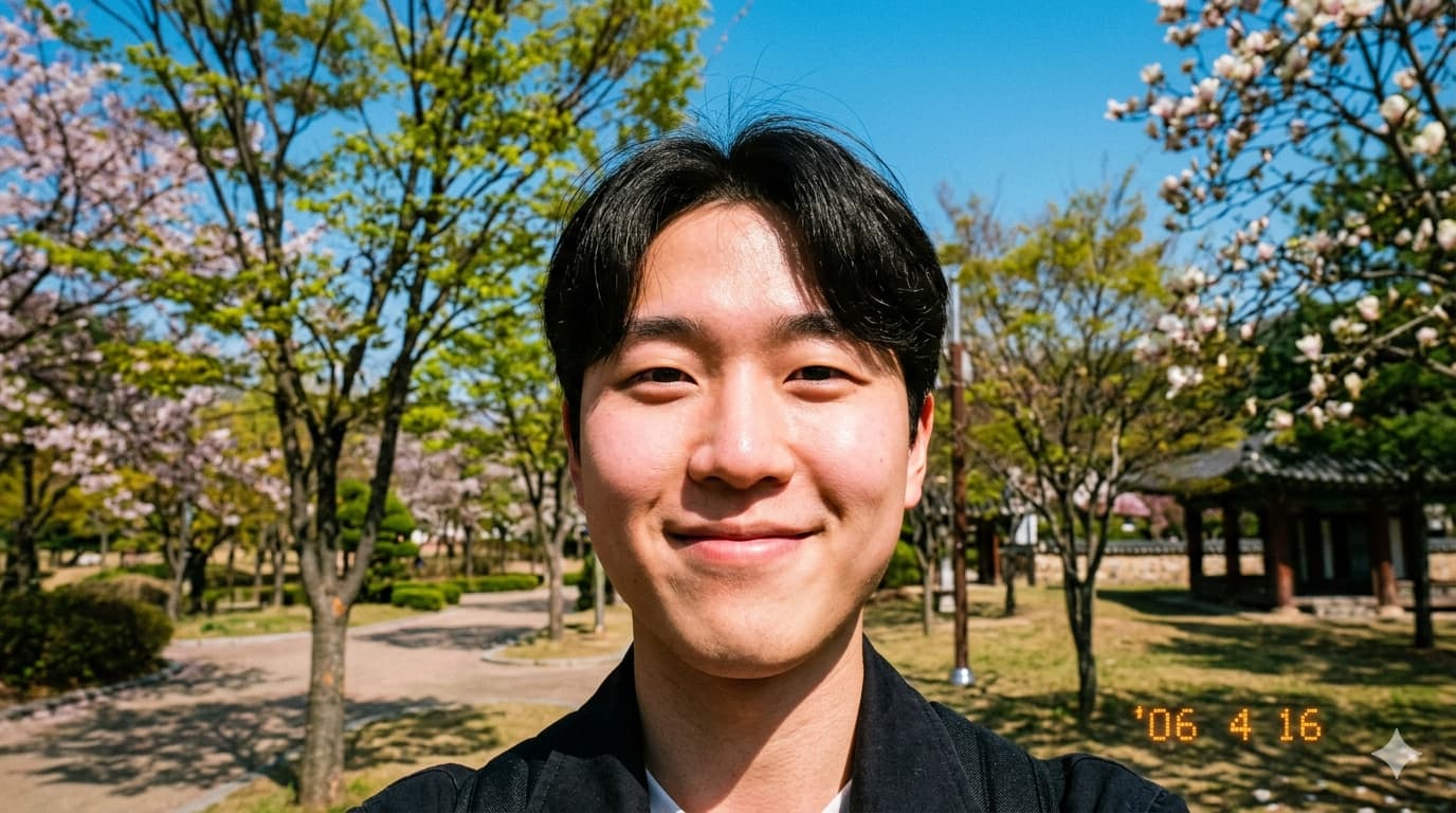 후지필름 빈티지 디카 특유의 색감으로 촬영된 야외 인물 스냅 사진. 투명한 푸른색 하늘과 핑크빛 피부 표현이 돋보이며 우측 하단에 주황색 날짜 각인이 포함된 2000년대 감성 사진.