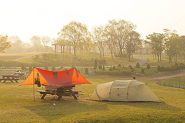 서울 노을캠핑장. 서울 마포구 하늘공원로 108-1 (상암동)