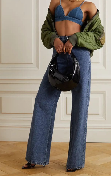 배 노출 톱 + 오버핏 점퍼