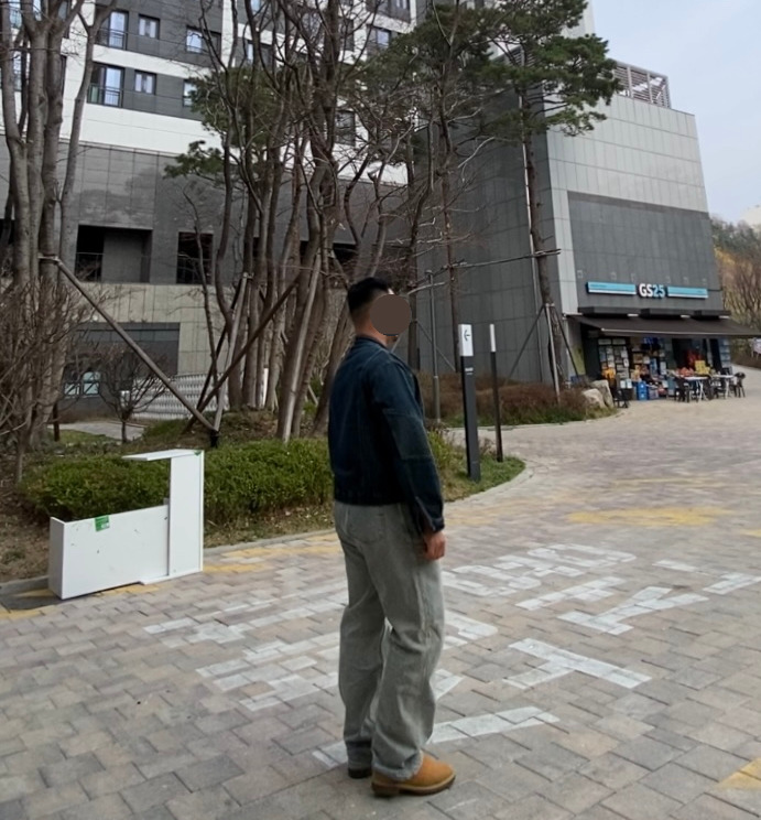 데일리룩('26. 4. 3.)디미트리블랙(VLAD) 워시드 데님 바이커 재킷, 무신사스탠다드 티셔츠, 에러스익셉티드 와이드 스트레이트 황청 중청 데님팬츠, 호킨스 스웨이드 첼시부츠