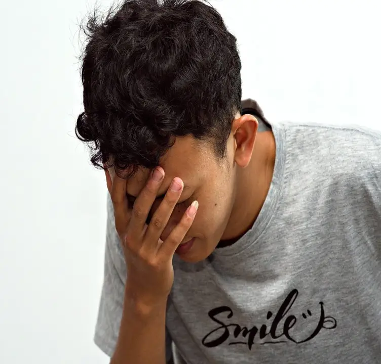 이비인후과에서 코 안 구조를 내시경으로 확인하는 모습