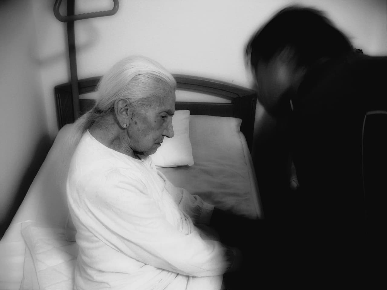 &quot;잠 못 드는 밤, 불면증을 해결하는 방법!&quot; – 어르신 수면 장애 줄이는 꿀팁
