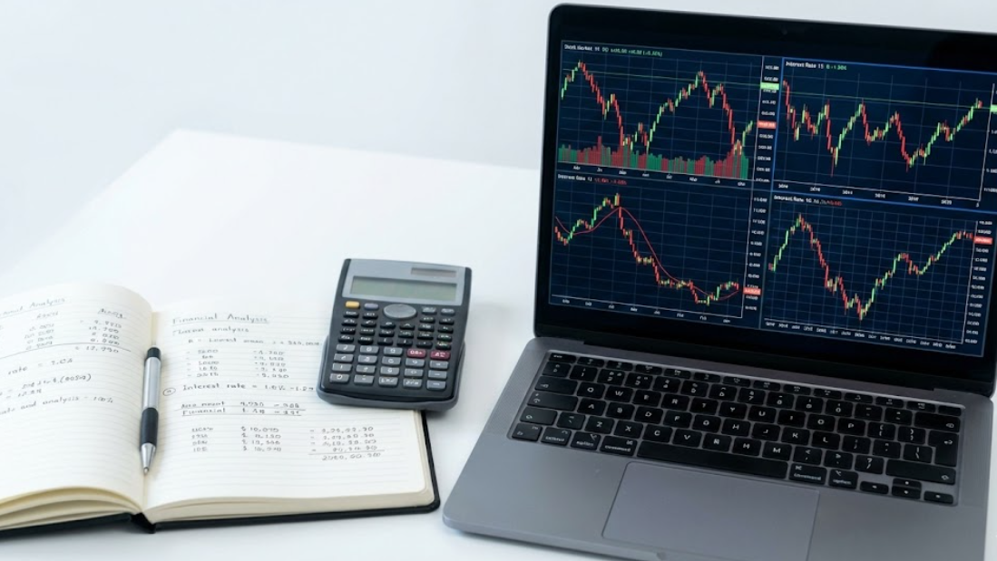 ISA 계좌의 절세 혜택과 비과세 한도를 비교 분석하는 계산기와 금융 자료 이미지