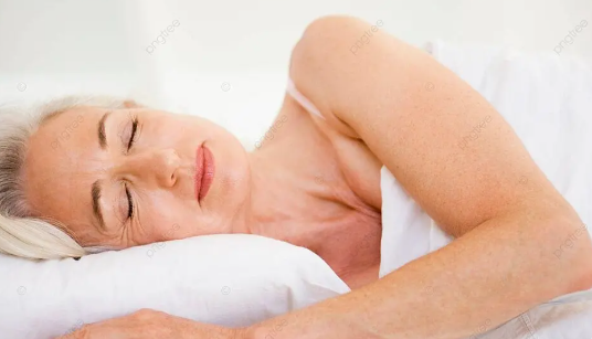 올바른 자세로 숙면을 취하는 중년 여성 사진