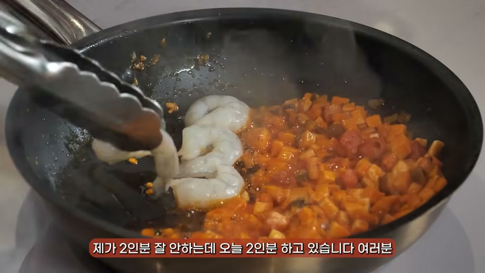 새우를 살짝 굽는 장면
