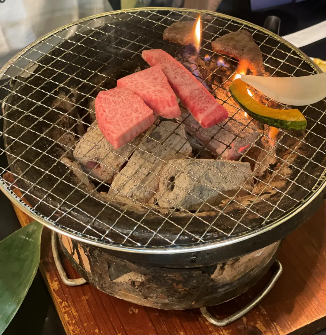츠루규-와규를-숯불에-굽는-모습
