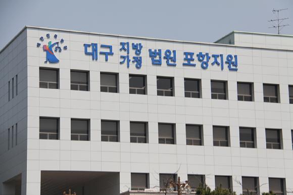 호텔 안에 있는 여성을 보며 음란 행위를 한 50대 남성에게 징역형이 선고됐다. 사진은 대구지법 전경. [사진=뉴시스]