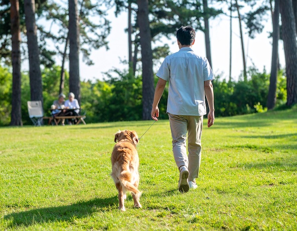 검마산자연휴양림에서 반려견과 산책하는 모습