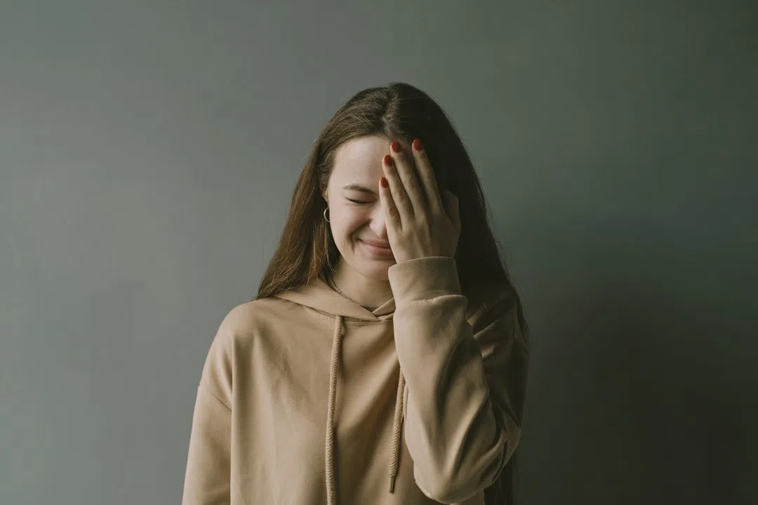 혀가장자리통증-여자얼굴통증으로 괴로워하는 이미지
