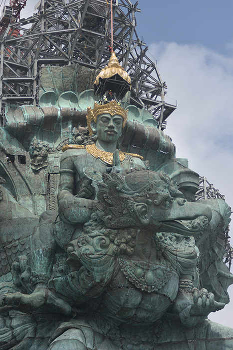 가루다 위스누 크렌다 석상: 인도네시아 신화 속 신과 새의 결합