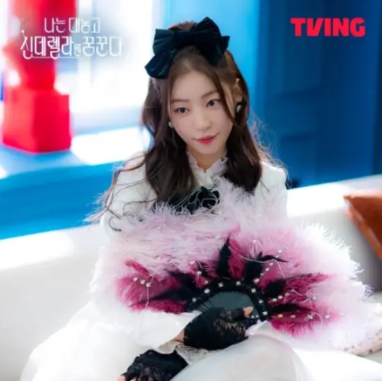 우아한-표정으로-앉아있는-반단아