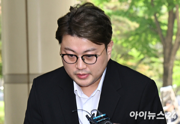 지난 2024년 5월 음주 뺑소니 혐의를 받는 가수 김호중이 영장실질심사(구속 전 피의자심문)를 받기 위해 서울 서초구 서울중앙지방법원에 출석하고 있다. [사진=곽영래 기자]