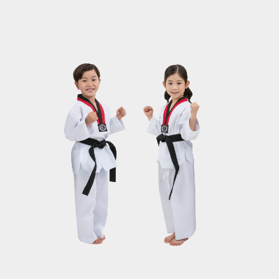 태권도 도복입은 남자, 여자아이가 주먹 쥐고 있는 사진