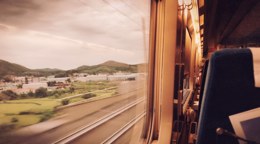 기차 타고 떠나는 숨겨진 소도시 여행 코스