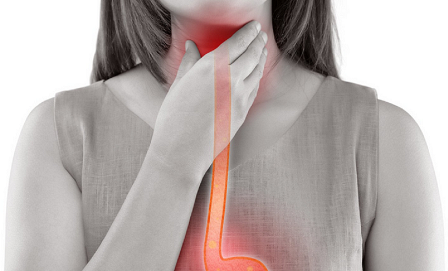 역류성 식도염으로 불편함을 느끼고 있는 모습