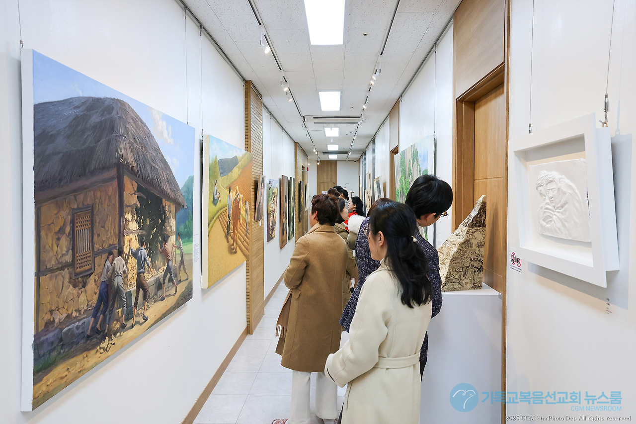 제 2회 천보미술제를 찾은 관람객들이 기독교복음선교회 (JMS) 정명석 목사의 그림들과 선교회 소속 작가들이 창작한 작품들을 감상하고 있다