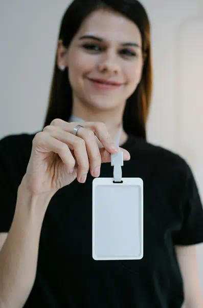 신분증을 표한하는 이미지1