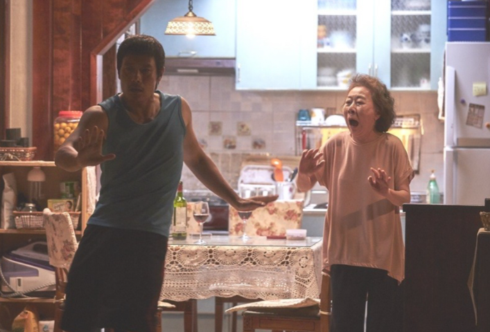 와인을 마시고 춤추는 진태와 엄마