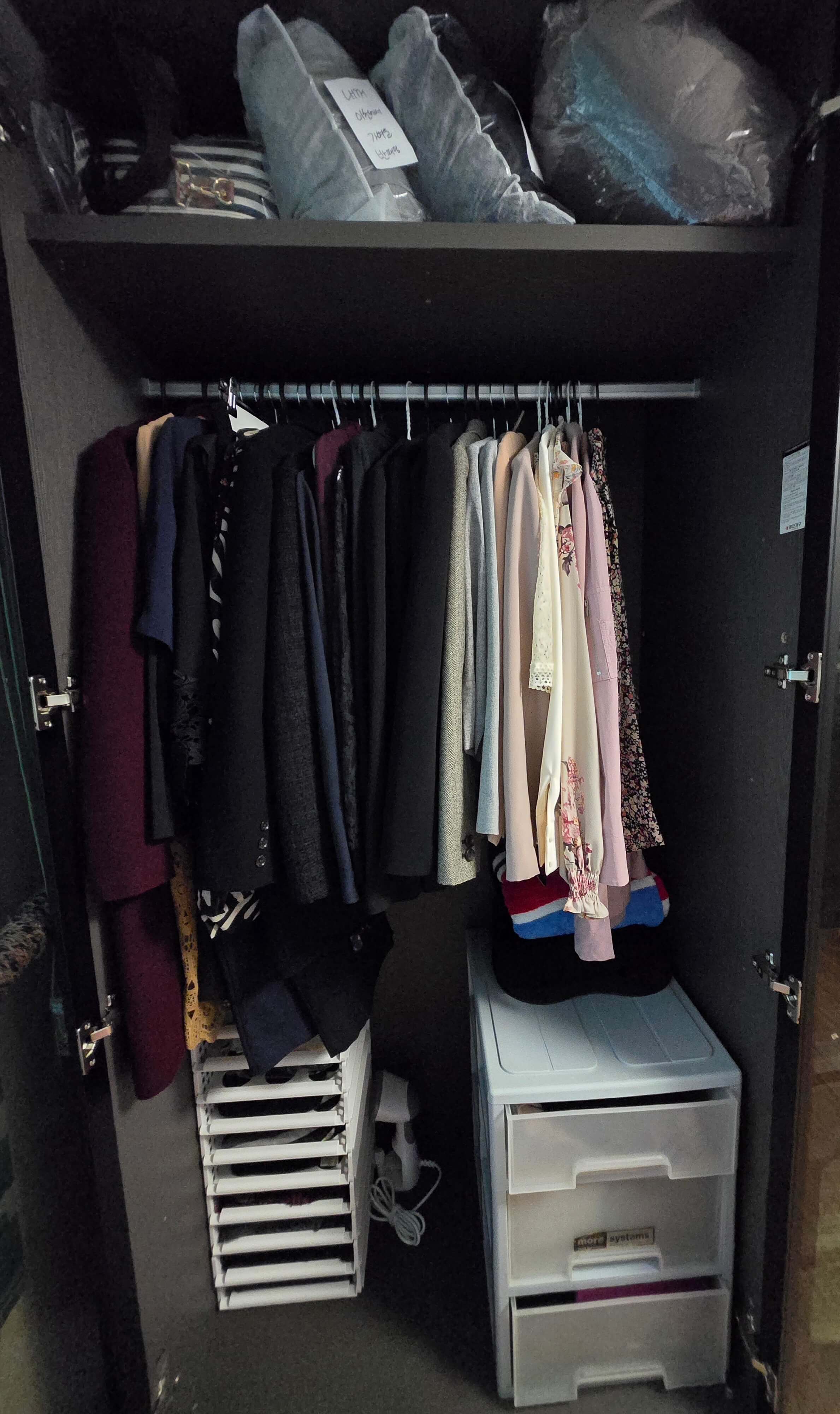 입지 않는 옷은 나눔하고, 계절별, 용도별로 깔끔하게 정리된 옷장