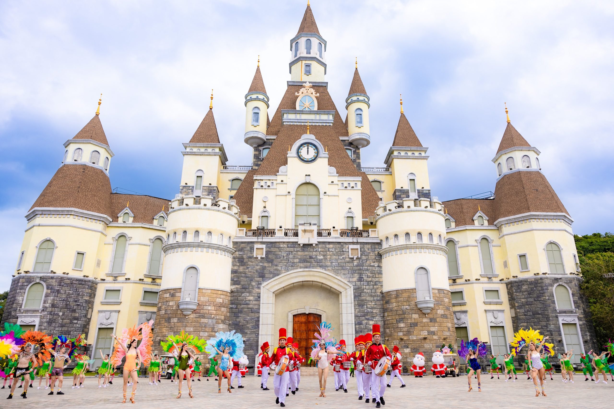 나트랑 빈윈더스 카니발 쇼 모습