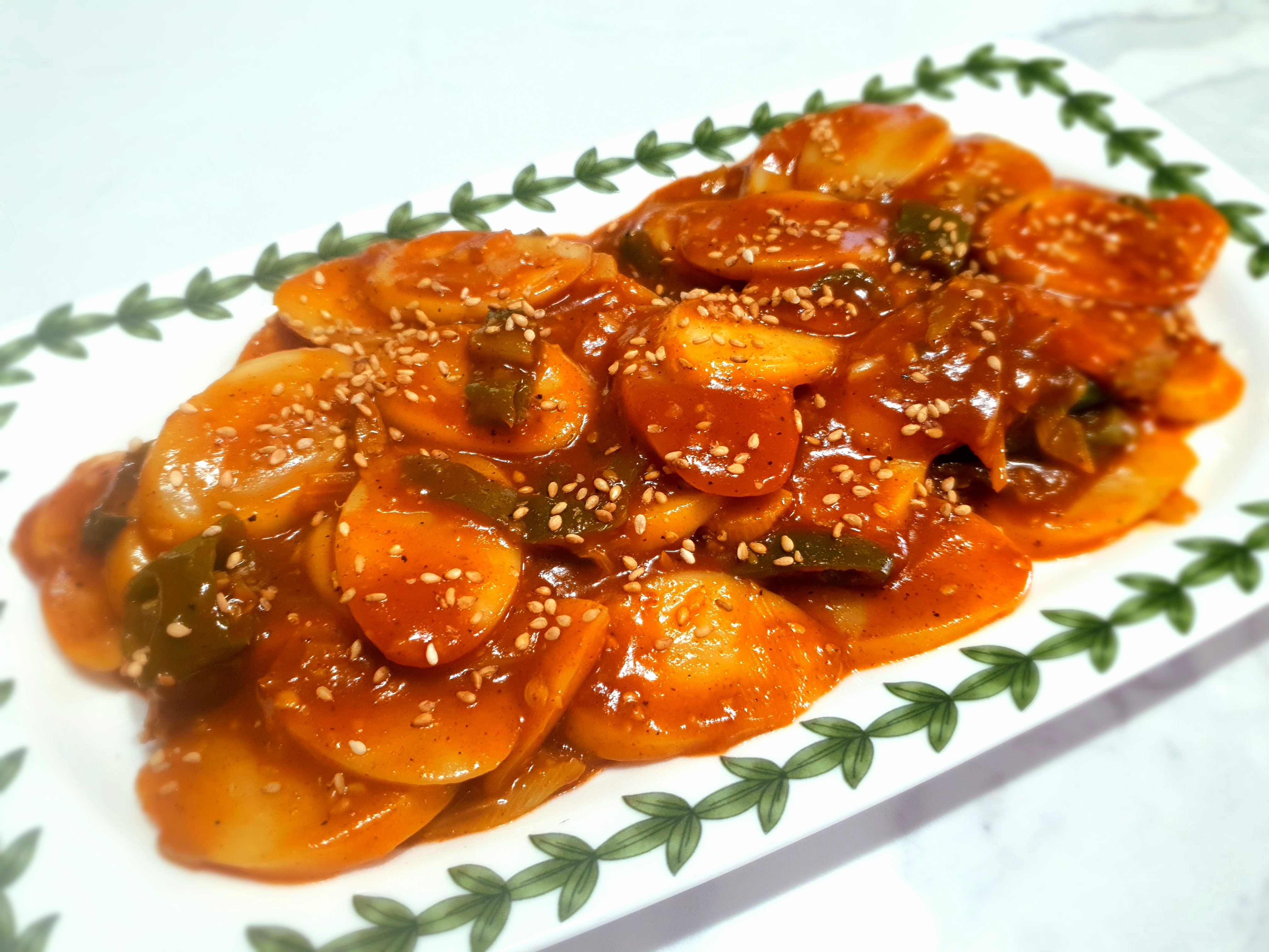 카레가루를-넣어-풍미가-좋은-떡볶이가-완성되었어요.