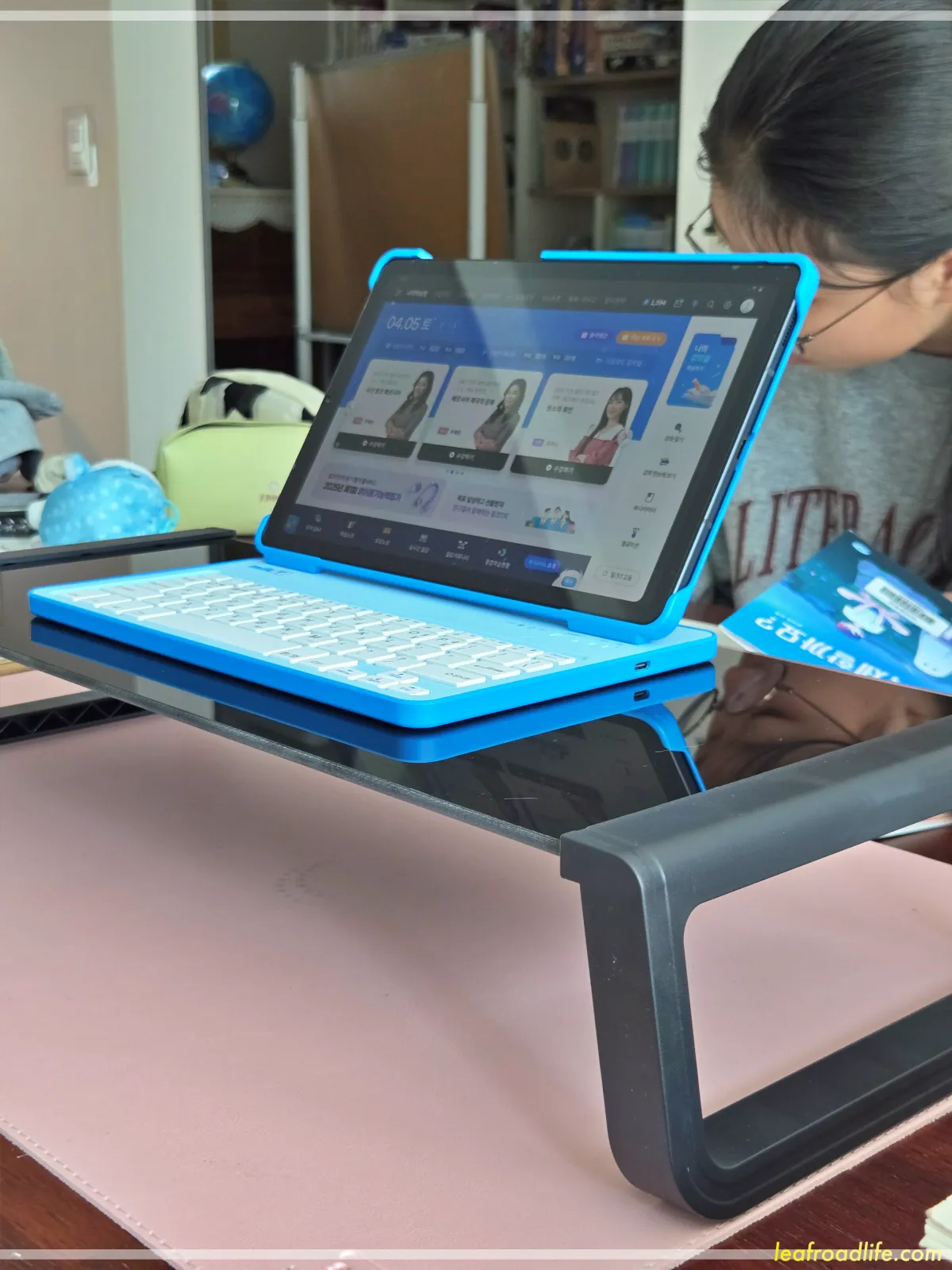 다이소-강화유리-모니터받침대-태블릿-올라간-모습