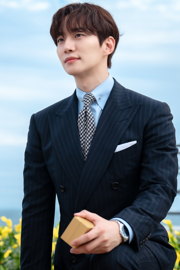 이준호가 &#39;킹더랜드&#39;를 성공적으로 마무리했다. [사진=JYP엔터테인먼트&#44; 앤피오엔터테인먼트&#44; 바이포엠스튜디오&#44; SLL]