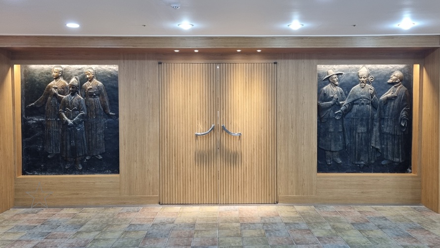 부산 서면성당 성전 출입문