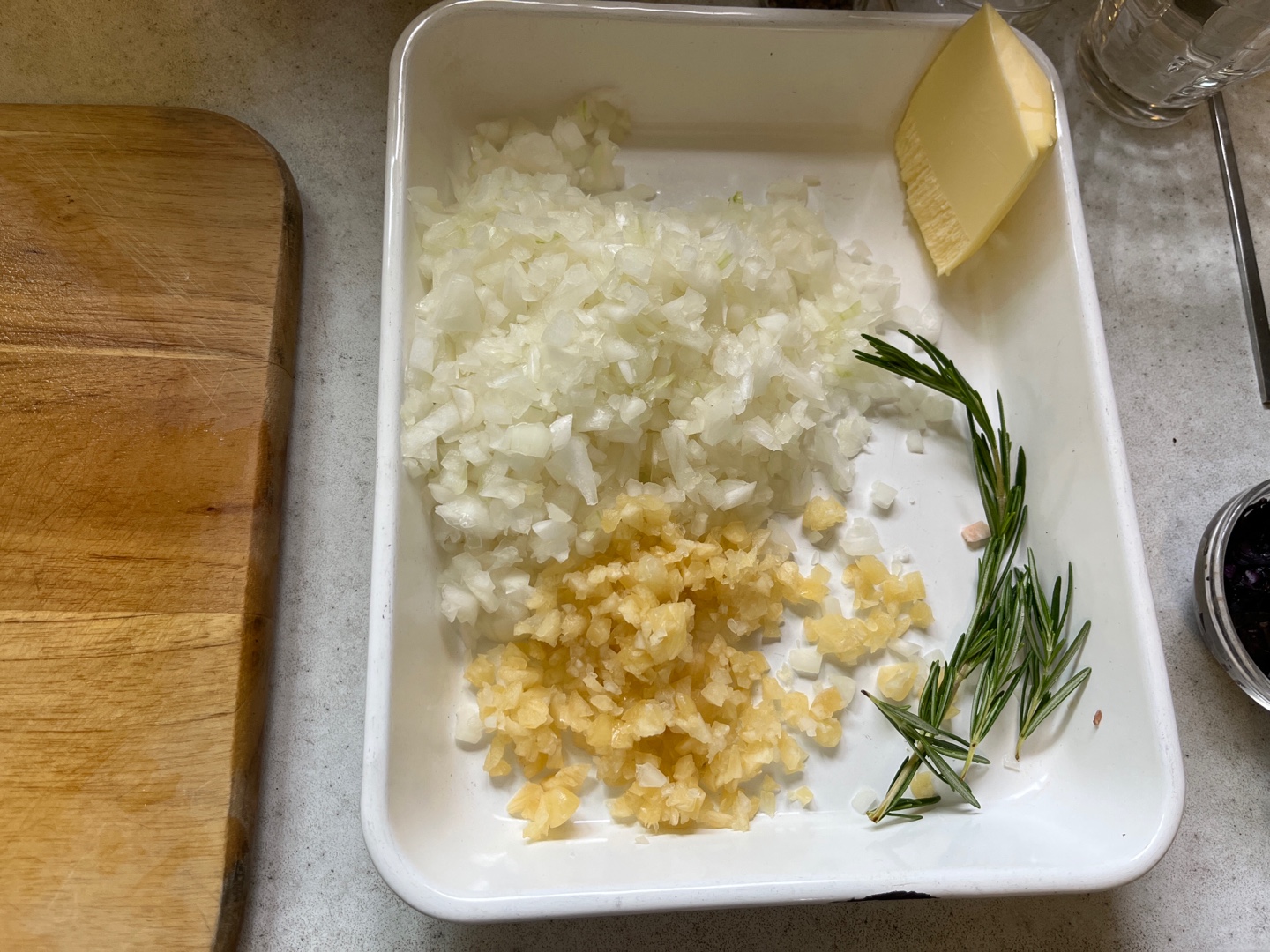 다진양파와-마늘-로즈마리와-버터