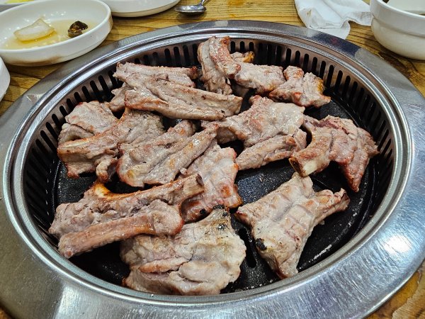 불판에 구워지는 고기