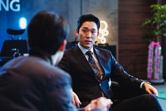 배우 박성현이 영화 &#39;비밀&#39;(감독 임경호&#44; 소준범)에서 성현 역을 맡아 열연을 펼치고 있다. [사진=㈜영화특별시SMC]