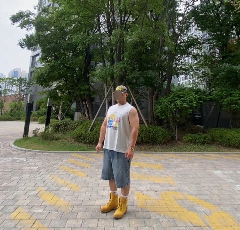 데일리룩('26. 8. 1.)블루썬플라워 SUN 카모 밀리터리 볼캡, 코드그라피 빈티지 민소매 나시 슬리브리스, 디미트리블랙 버뮤다 데님 팬츠, 나이키 양말, 팀버랜드 6인치 부츠