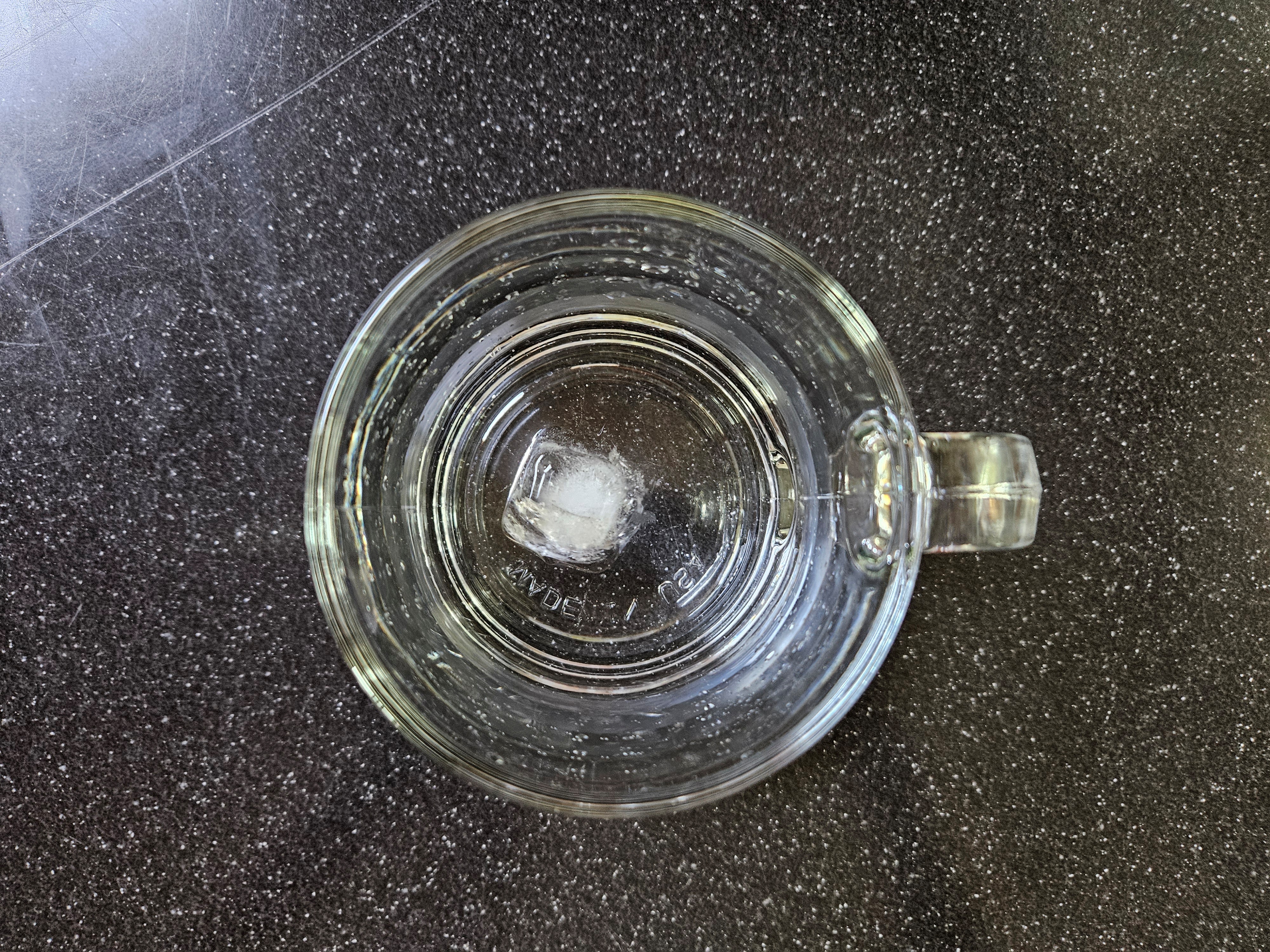 물컵에-반쯤-채워져있는-물-얼음-한조각