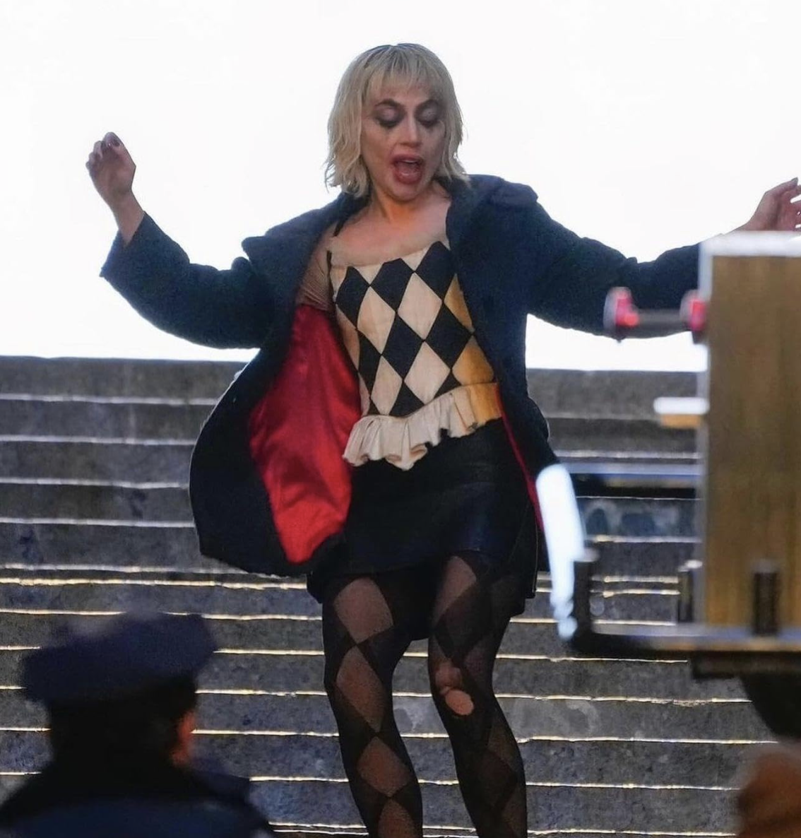 조커 2의 할리퀸 레이디가가가 춤을 추고 있다.