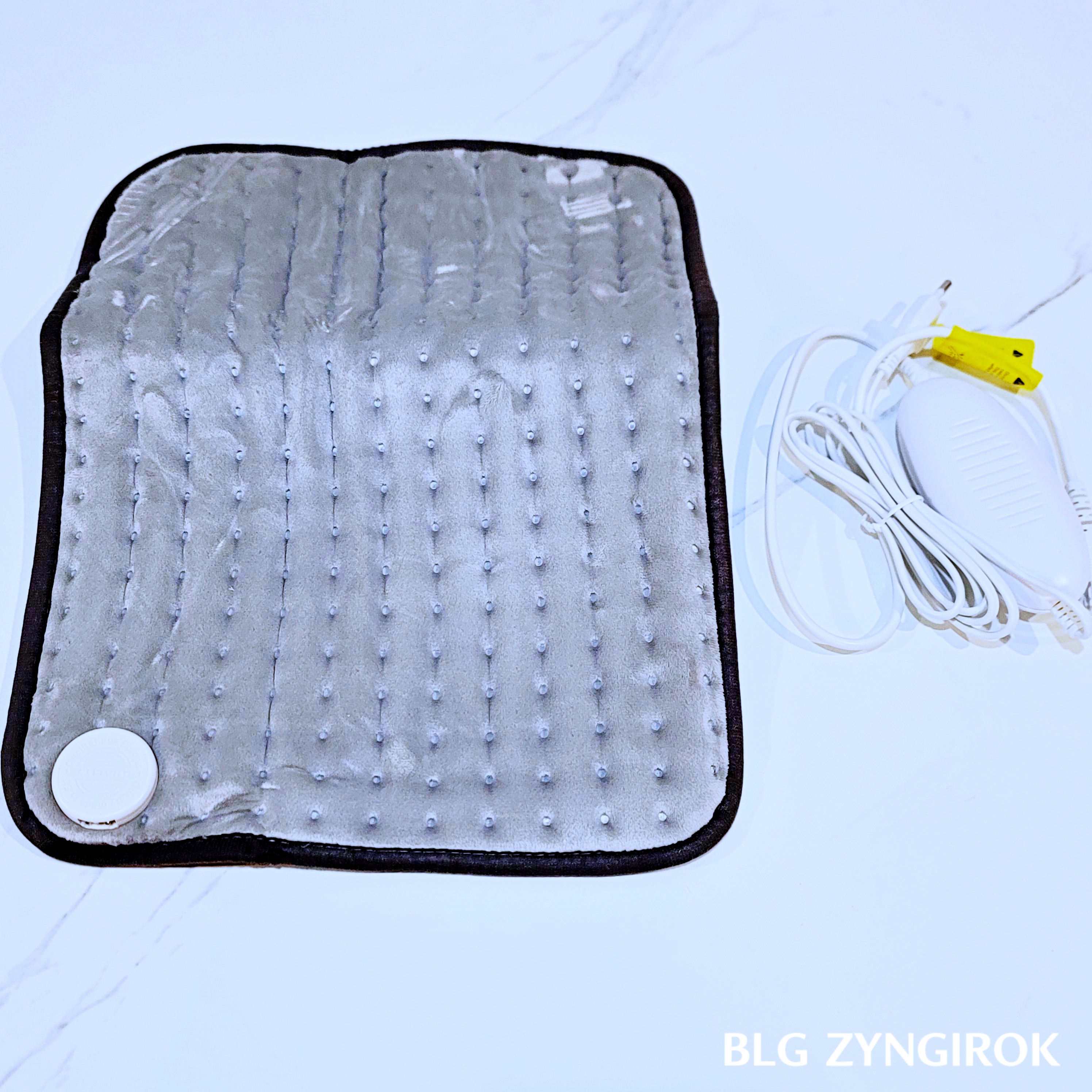 독일 Beurer 히트패드 구성품 중 본체와 케이블 모습이다.