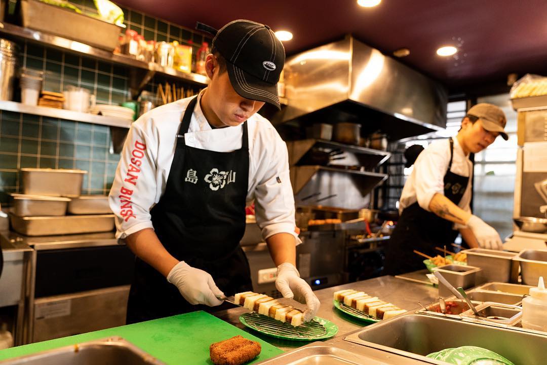줄서는식당 육회김밥, 어묵튀김 옛날 떡볶이, 돈까스 샌드, 육개장 라면, 명란 에그라이스 맛있는 레트로 분식집 압구정로데오 맛집 소개