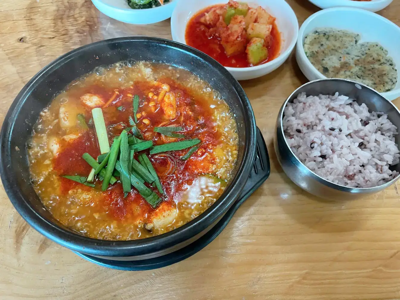 얼큰순두부탕과 공기밥 모습