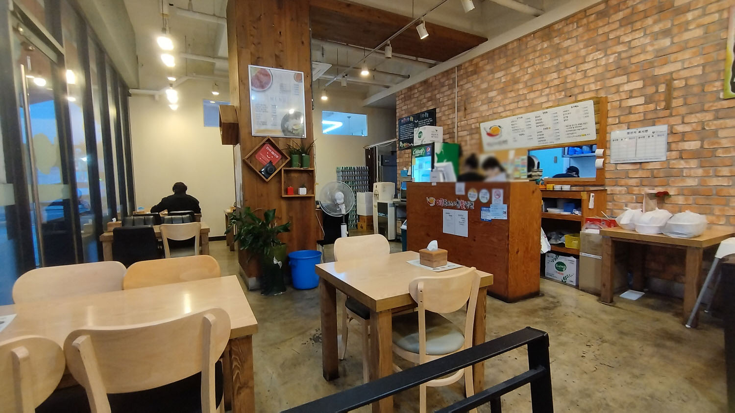 칠곡 매콤돈가스 & 칡불 냉면 식당분위기