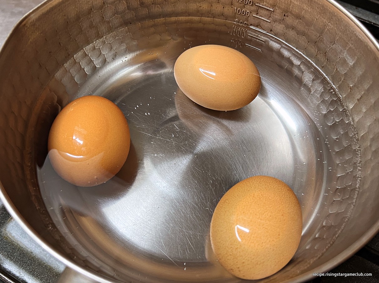 냉면 고명용 계란을 삶는 사진