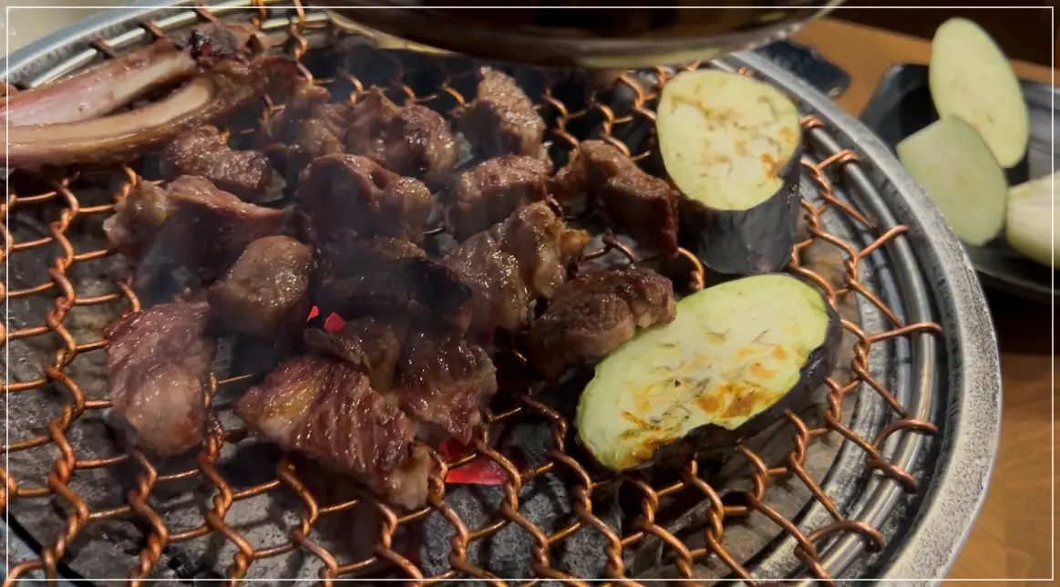 장위동-양고기-홍램-화로에-구워져-먹기좋게-잘라진-사진
