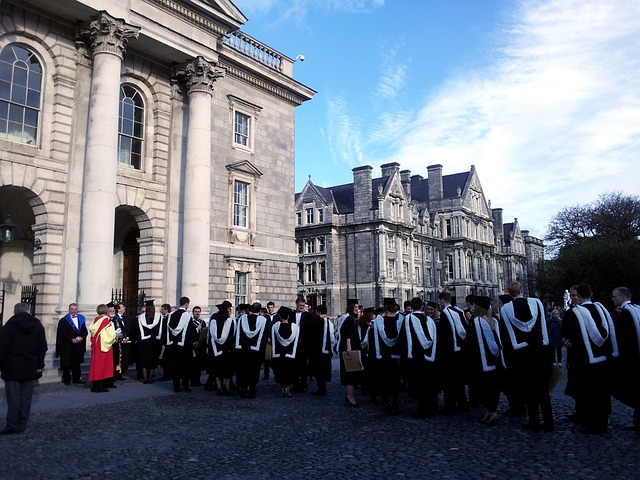 대학교 앞에 서있는 학생들의 모습