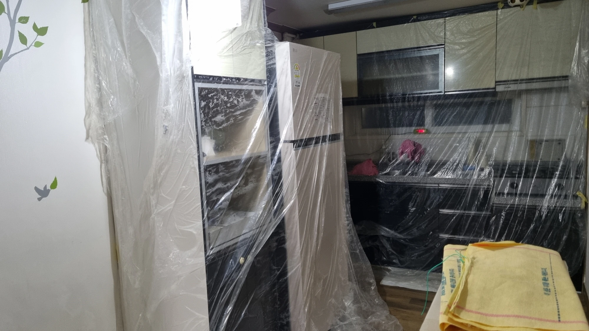 집안 시설 비닐로 씌운 모습