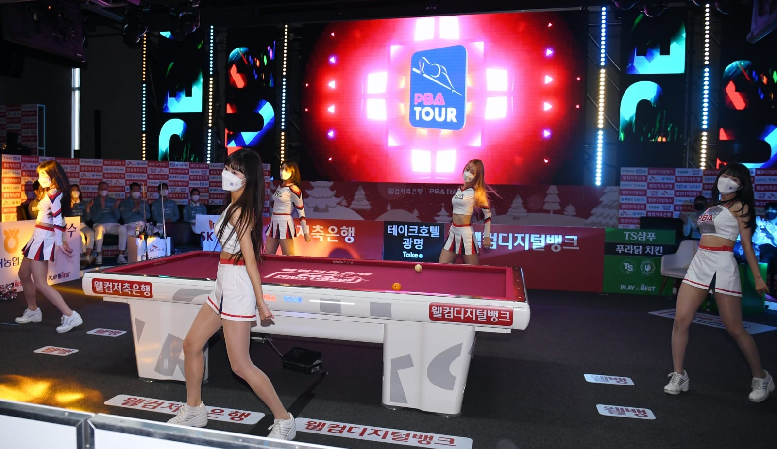 PBA 프로당구 무대에서 활동하는 치어리더들의 모습