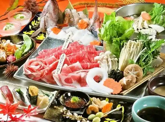 삿포로 젠 식당 예약으로 깔끔한 일본식 룸에서 A5 와규 스키야키를 무제한으로 즐기는 모습